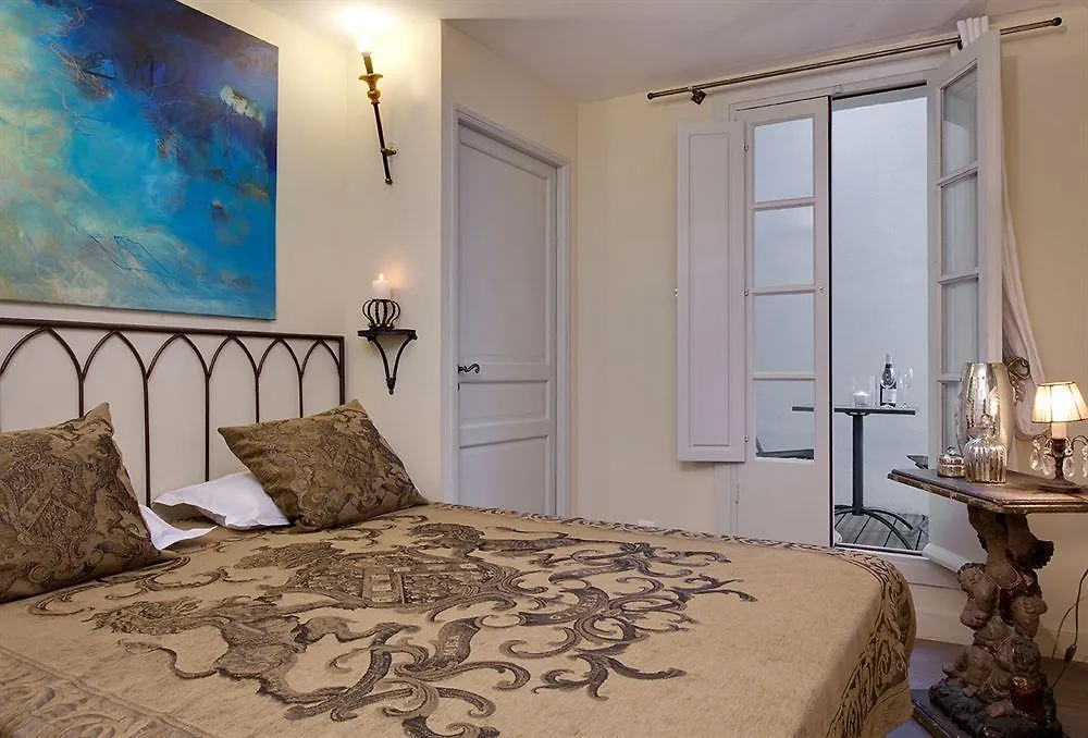 **** Couette-café Bed and Breakfast Aux Augustins à Avignon France
