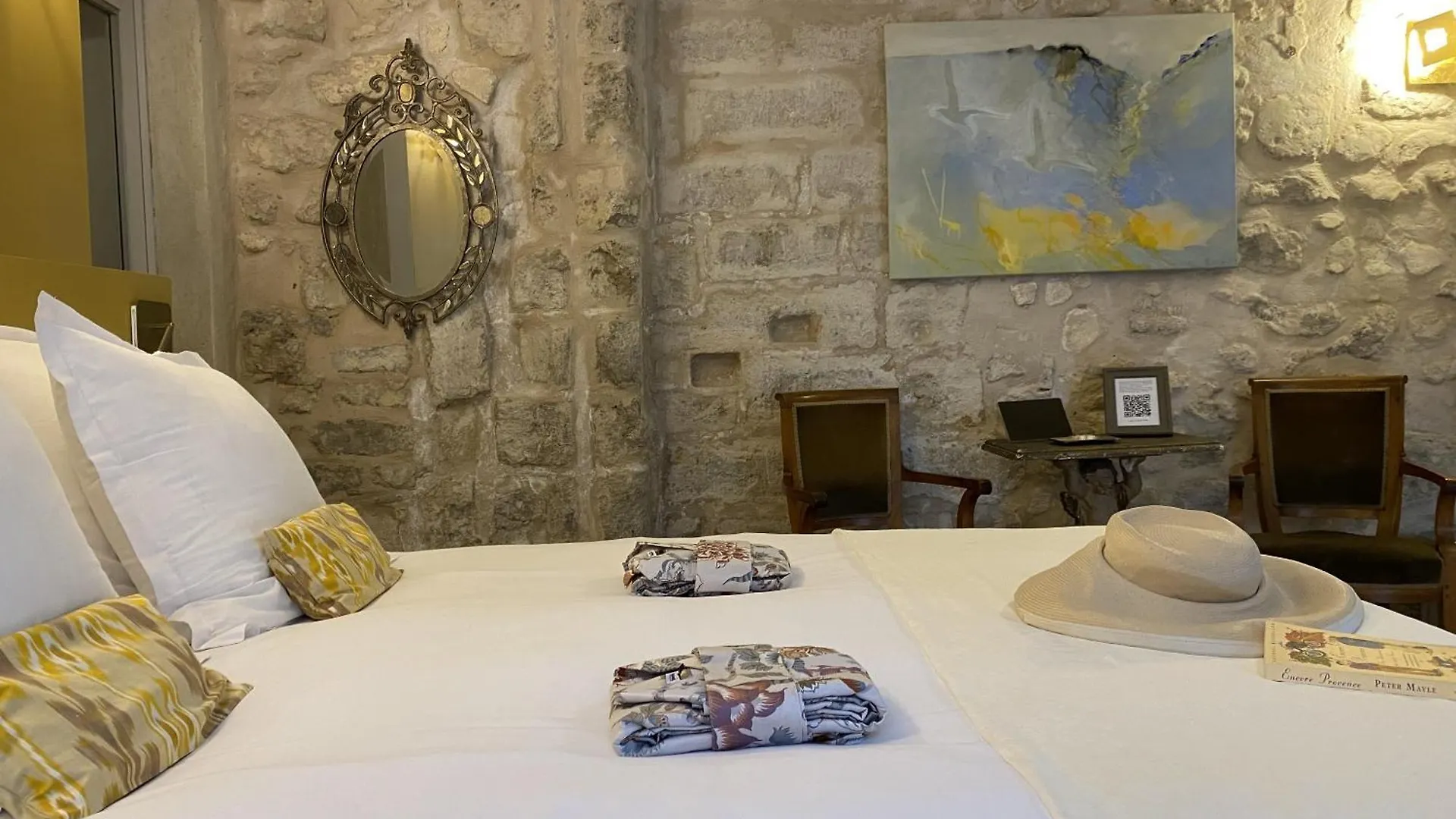 **** לינה וארוחת בוקר אביניון La Maison Des Augustins 4 Stars Spa Et Fitness צרפת